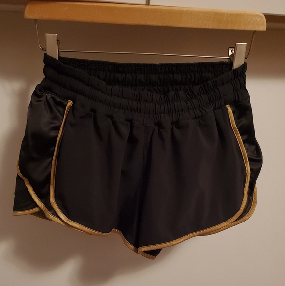 Lululemon Super Squad shorts. Black and gold. Size 6. Built in liner. - Picture 4 of 12